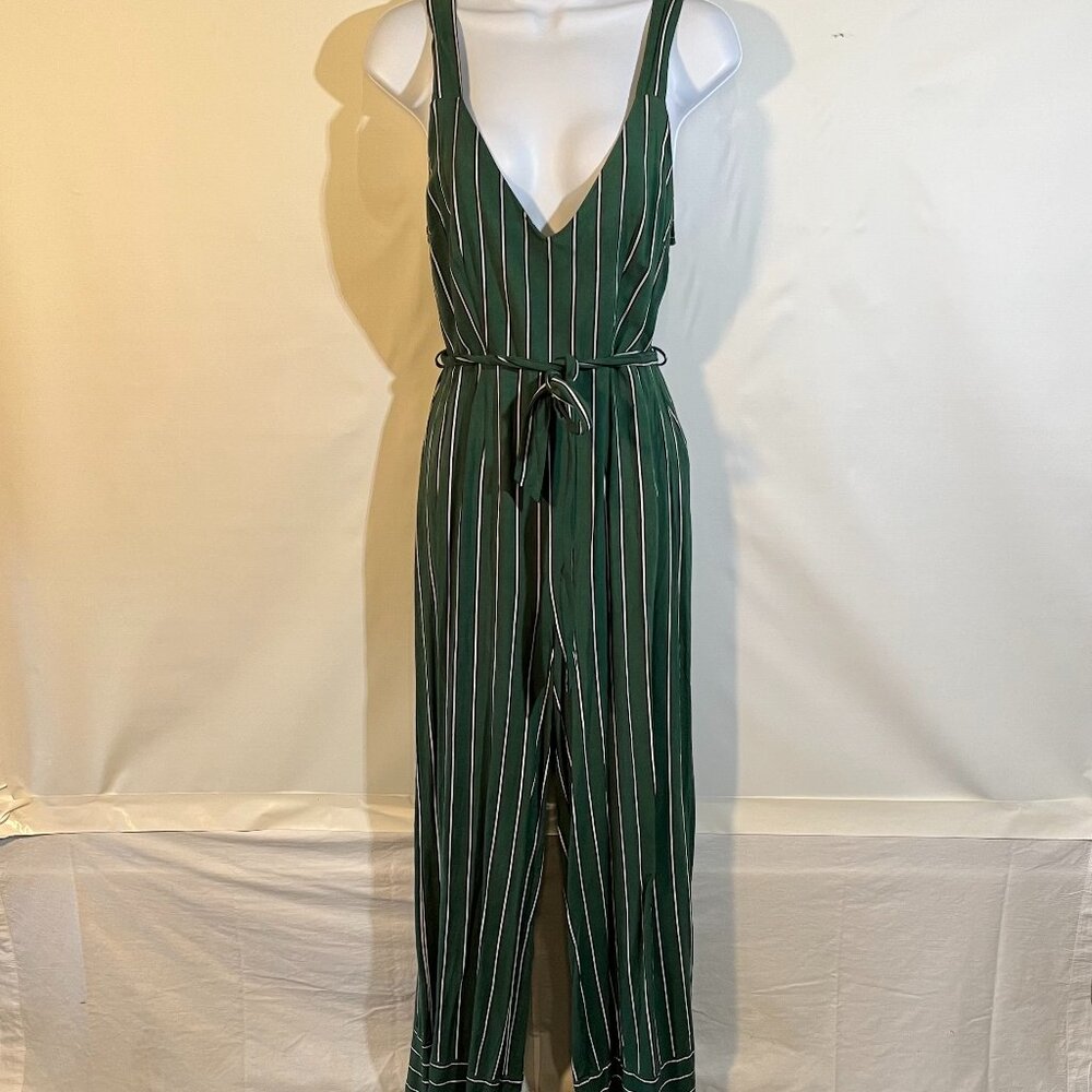 Forever 21 V Neck Jump Suit. Size Medium